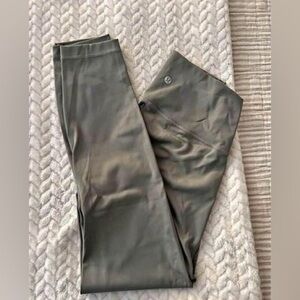 Lululemon wunder under Sage Green sz 8